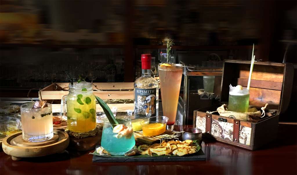 gin-cocktails-at-raffles
